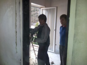 Simon tatkräftig beim Abriss.