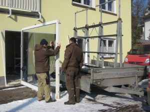 Das Schaufenster wurde ein paar hundert Meter weiter wieder eingebaut.