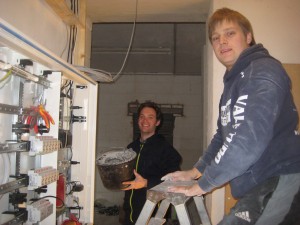 Dominic und Benny am Zählerkasten.